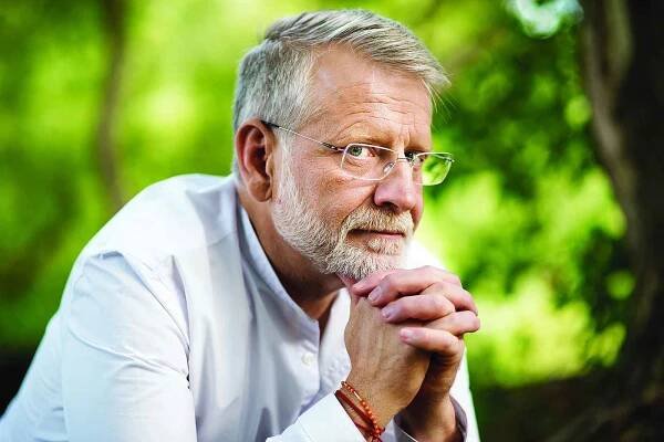 Josef Formánek je známý český spisovatel, cestovatel a bývalý šéfredaktor. Cestoval po celém světě, navštívit více než třicet zemí. Ze všech míst ho nejvíce ovlivnil ostrov Siberut. Dnes se soustředí na psaní knih. Napsal jich devět.  
