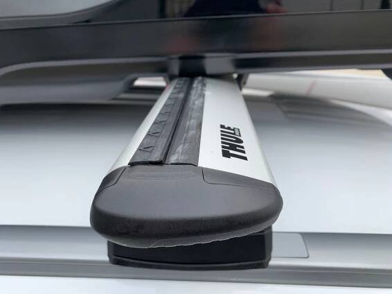 Montáž příčníků Thule Wingbar Evo Silver na vozidlo zákazníka v prodejně Filsonstore