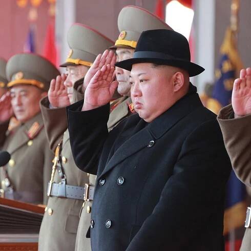 Der nordkoreanische Führer Kim Jong Un nimmt an einer großen Militärparade teil.