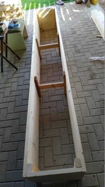 stavba vyvýšených záhonov pri altánku