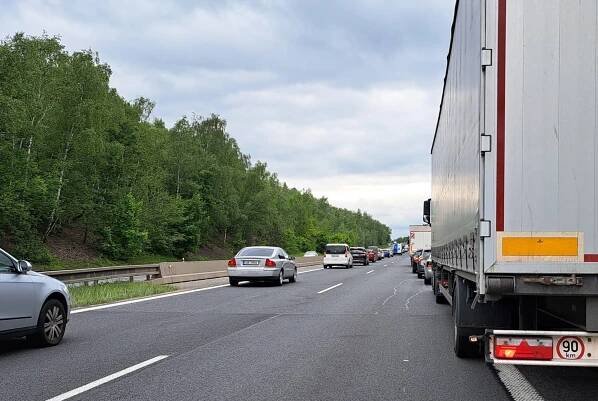 Práce na silnici a dvě nehody. Dálnice před Prahou je jedno velké parkoviště - iBoleslav.cz