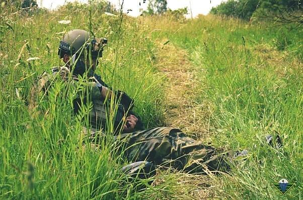 Výsadkáři dřou na cvičení v Doupově. Také vojenská policie