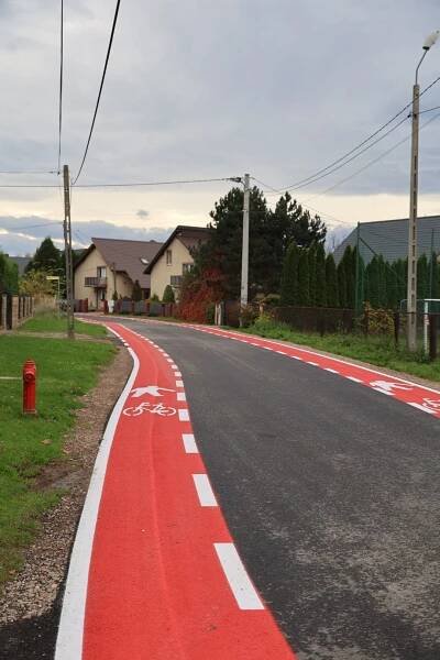 Cyklisté mají dva pruhy, auta jeden. Neznámá značka má zklidnit dopravu v Polsku