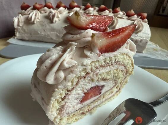 Jahodová roláda s mascarpone krémem | NejRecept.cz