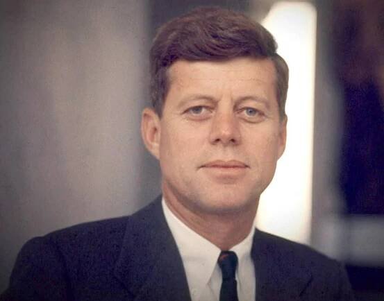 John Fitzgerald Kennedy, známý jako Jack Kennedy či JFK, (29. května 1917 – 22. listopadu 1963) byl americký politik za demokratickou stranu, v letech 1961-1963 prezident Spojených států amerických, první římskokatolický. Jeho téměř tříleté prezidentství ukončil v listopadu 1963 dallaský atentát. Za rodný stát Massachusetts byl mezi roky 1947-1953 členem Sněmovny reprezentantů USA a v období 1953-1960 zasedal v americkém Senátu. Během senátního působení vydal knihu Profily odvahy, za níž obdržel Pulitzerovu cenu. ▬ V lednu 1961 se stal ve 43 letech nejmladším prezidentem, jenž byl do úřadu zvolen. Kennedy představuje čtvrtého a posledního prezidenta, jenž podlehl atentátu. ▬ Během jeho vlády proběhla invaze v zátoce Sviní, karibská krize, vybudována byla Berlínská zeď a pokračovala válka ve Vietnamu. Dále probíhalo vesmírné soupeření mezi USA a SSSR, v jehož rámci vytyčil cíl přistání člověka na Měsíci. V rámci hnutí za lidská práva se uskutečnil pochod na Washington za práci a svobodu.