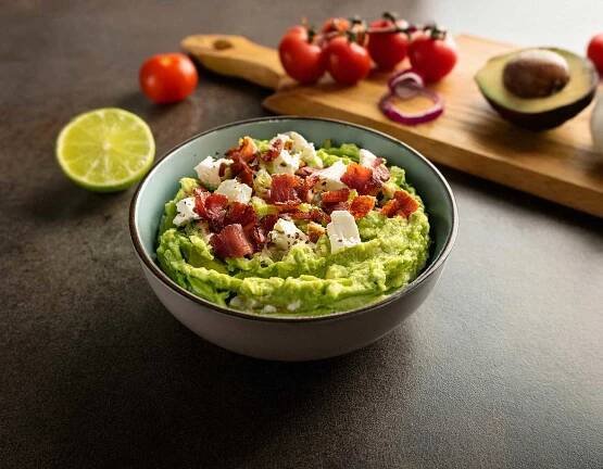 Guacamole se slaninou a fetou