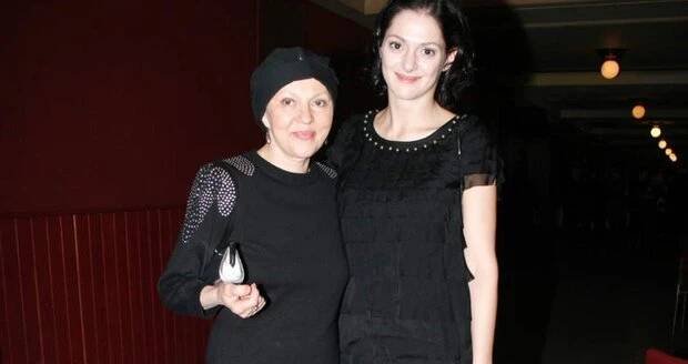 Lenka Termerová se  na Českých lvech objevila s šátkem na hlavě. Na fotografii je se svou neteří, Klárou Issovou