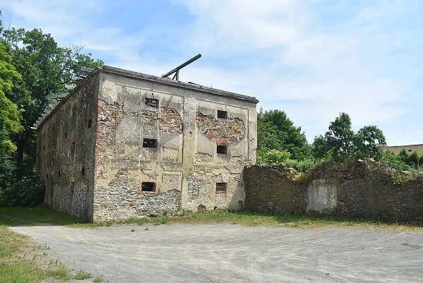 Barokní sýpka v pohraničí je dnes ruina bez střechy. Spolek záchranu nezvládl