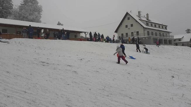 Boby, sáňky, kolony. Do skiareálů na Slovácku vyrazily davy