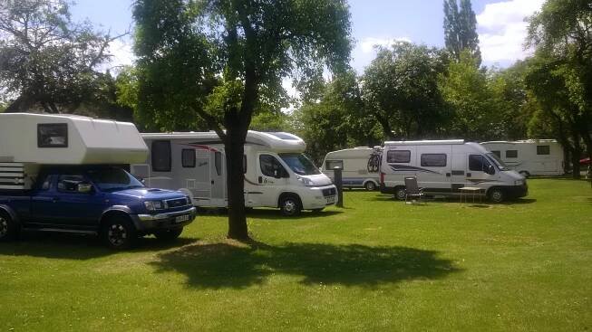 TrioCamp – Dolní Chabry – Praha » Kempování – karavany a stany