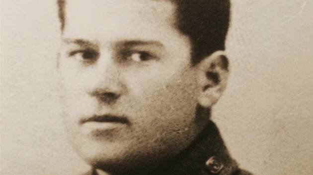 Imrich Gablech se narodil na Slovensku, už před válkou prodělal pilotní výcvik. V červnu 1939 uletěl s dalšími piloty do Polska, zažil válku o tuto zemi. Po zajetí strávil dva roky v sovětském gulagu.