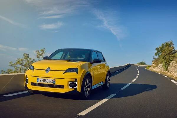 Koukejte, už jsem tady. První jízda s Renaultem 5, staronovým frajírkem do města