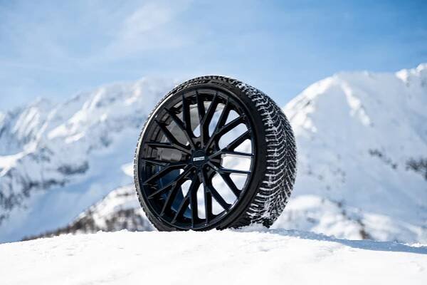 Pirelli a BMW Group uvedly na trh inovovanou verzi pneumatiky P Zero Winter 2 - PneuMagazín.cz