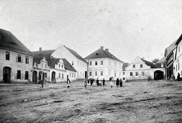 Pohlednice z minulosti: Palackého náměstí ve Vlašimi