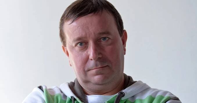 Zemřel herec Martin Hruška. Zahrál si v seriálech Sedm schodů k moci, Krejzovi či Modrý kód