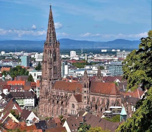 File:Freiburg im Breisgau Münster.jpg