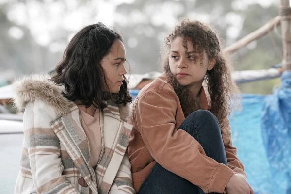 La Brea - Father and Son - Z filmu - Chloe De Los Santos, Lily Santiago