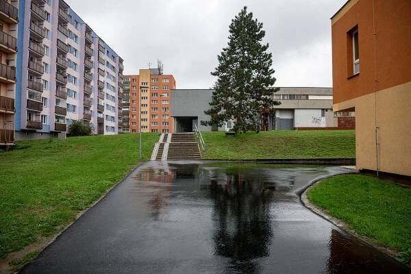 „Nejhorší chodník v kraji“ je minulostí. Chodník u ZŠ Šeříková září novotou