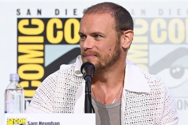 Sam Heughan rocks a buzz cut on stage.