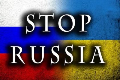 Zastavte Rusko zprávu na špinavé Ukrajině vlajku s ruskou vlajkou. Grunge pozadí ��— Stock obrázek
