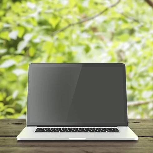 Notebook na dřevěném stole — Stock obrázek