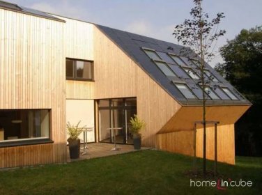 Zadání pro návrh domu bylo zaměřené na energeticky ekologický aktivní dům s minimálními emisemi kysličníku uhličitého a možností použití šikmé střechy.