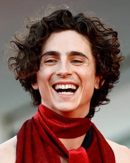 Timothee Chalamet debuts as Willy Wonka in prequel's first trailer