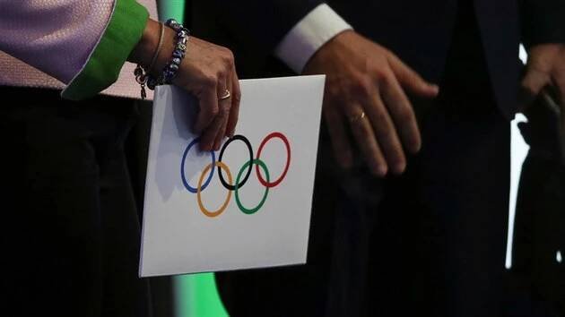 Rozhodnuto, obálka skrývá jména italských měst Milán a Cortina dˇAmpezzo. Budou hostit zimní olympiádu 2026.