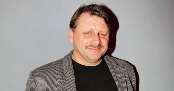 Herec Radek Holub žije se známou herečkou a nyní překvapil výraznou proměnou. Zhubl 15 kilo