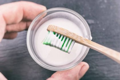 Domácí zubní pasta je dvakrát účinnější a šetrnější k zubům než ta kupovaná. Vyjde na pár korun a přípravu zvládne každý