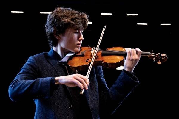 VC Artist Daniel Lozakovich Signs to Warner Classics