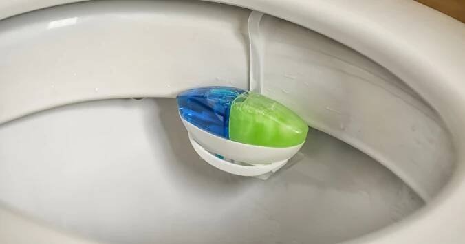 Při zavěšování WC bloku dělá 99 % lidí tuto chybu, kvůli které nemá sebemenší šanci fungovat