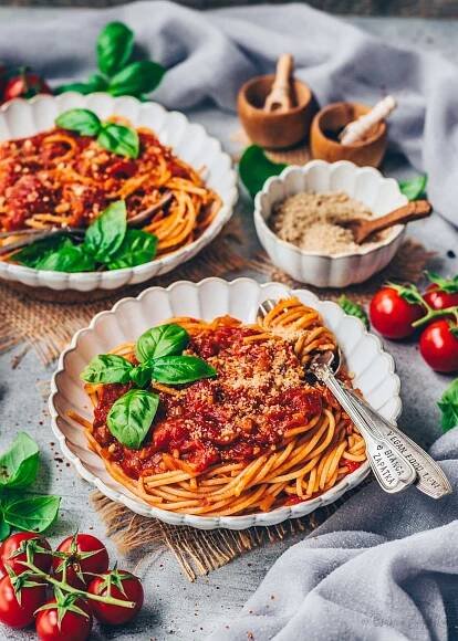 Pasta al pomodoro with parmesan, basil and tomatoes