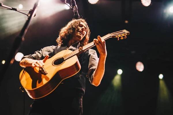 FOTOREPORT: Hozier přinesl svůj hit Take Me to Church do vyprodaného Fora Karlín
