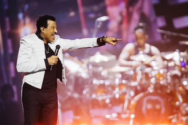 Recenze: Lionel Richie v Praze zpíval hity 80. let
