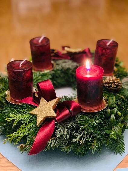 Připravte se už nyní na adventní tvoření: krásný adventní věnec si vyrobíte doma a ušetříte pěkné peníze