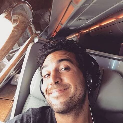 Januar 2016 Der Schauspieler Elyas M'Barek freut sich über WLAN im Flieger und teilt seine Freude sogleich mit seinen Fans während er über das arabische Meer fliegt.