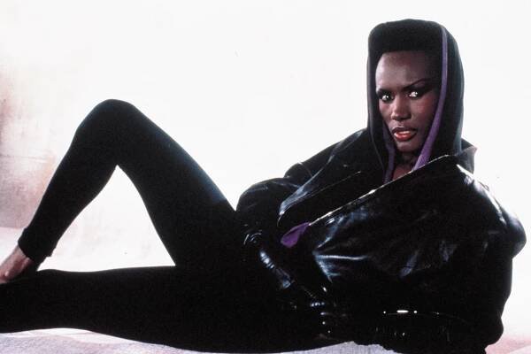 Ikonická Bond girl slaví půlkulatiny: Grace Jones se proslavila jako herečka, modelka i zpěvačka - Expres FM