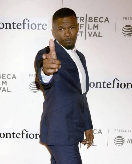 Oslavu na pátek 13. přerušila hozená sklenička do obličeje oslavence. Jamie Foxx si vysloužil několik stehů