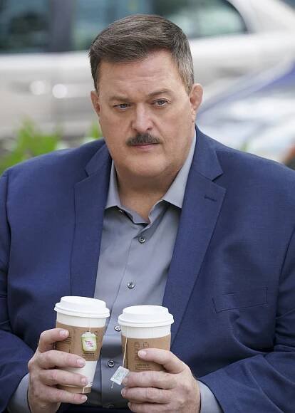 Bob miluje Abisholu - A Bird May Love a Fish - Z filmu - Billy Gardell