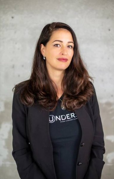 Dina headshot 2022.jpg