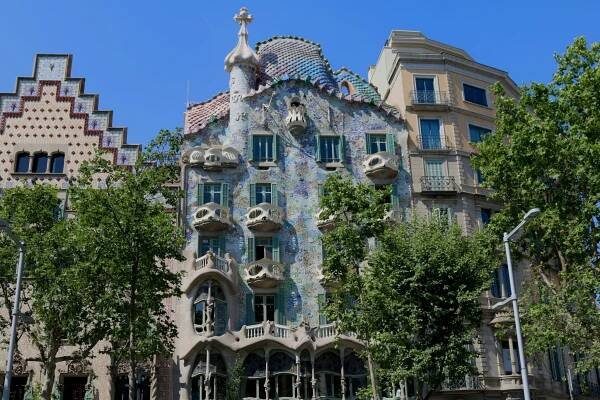 Bunte Casa Batlló mit typischem Gaudí-Design als Fotospot