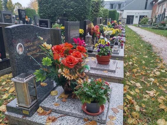 Víkend bude patřit Dušičkám. Věnce na hrob Hradečáci koupí i za tři stovky
