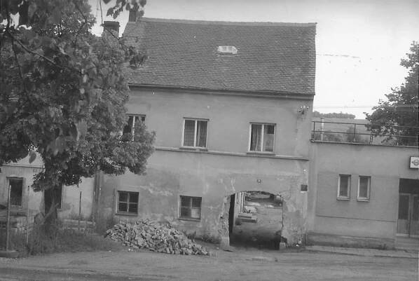 Vjezd do hostince U Modré hvězdy
