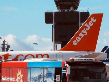 EasyJet ‘smelly plane’ grounded with passengers left in limbo