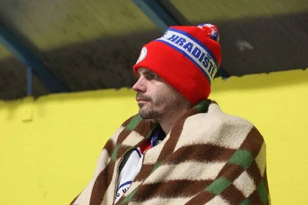 Hokejisté Uherského Brodu (modrožluté dresy) prohráli doma v derby s Uherským Hradištěm 2:6.
