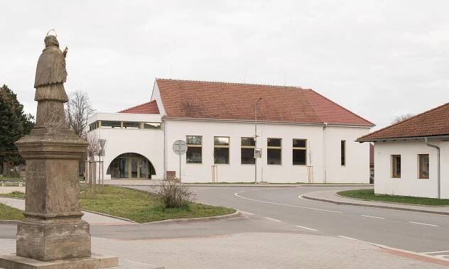 Veverské Knínice opravily a citlivě rozšířily sokolovnu o loubí s oblouky a terasu na úrovni kostela – DesignMag.cz