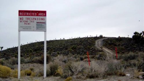 Oblast 51 se nachází mezi regionem Yucca Flats a Nevada Test Site (NTS) - územím testování nukleárních zbraní Amerického úřadu jaderné energie. Jaderný sklad Yucca Mountain je asi 64 kilometrů jihozápadně od Groom Lake.
