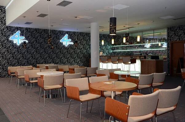 Interiér baru/restaurace dle návrhu architekta - Linea Blansko