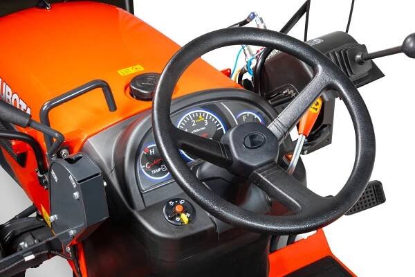 Malotraktor Kubota série B1 - detail volantu a palubnej dosky